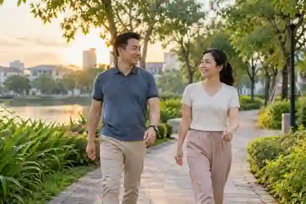 Hai người trưởng thành đi bộ nhẹ trong công viên sau bữa ăn để duy trì thói quen vận động